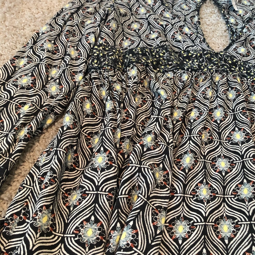 Black Patterned Open Back Flowy Top Never Worn - image 2